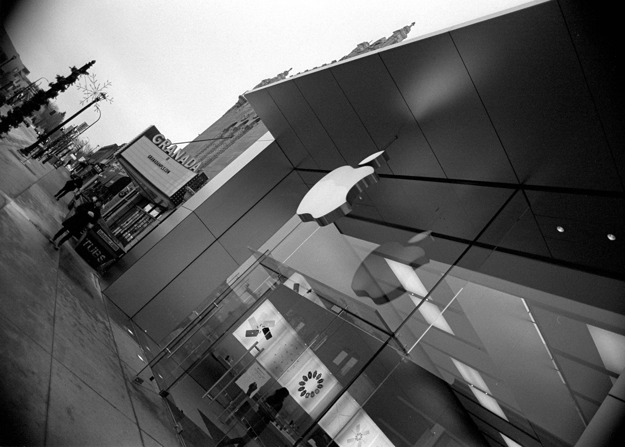File:Apple Store and Granada Theater on Hennepin in Uptown Minneapolis 2020 photo by Hector E. Roberts.jpg