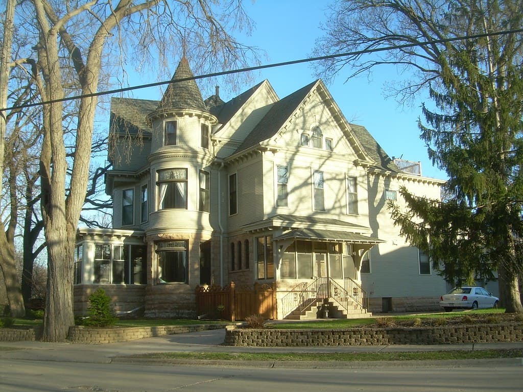 house — Lowry Hill / Wedge